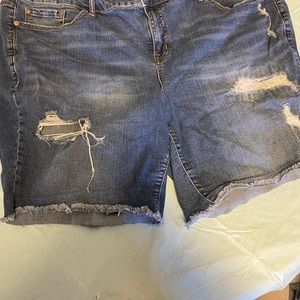 women’s Torrid Feel the Fit Distressed Denim Shorts Size 26